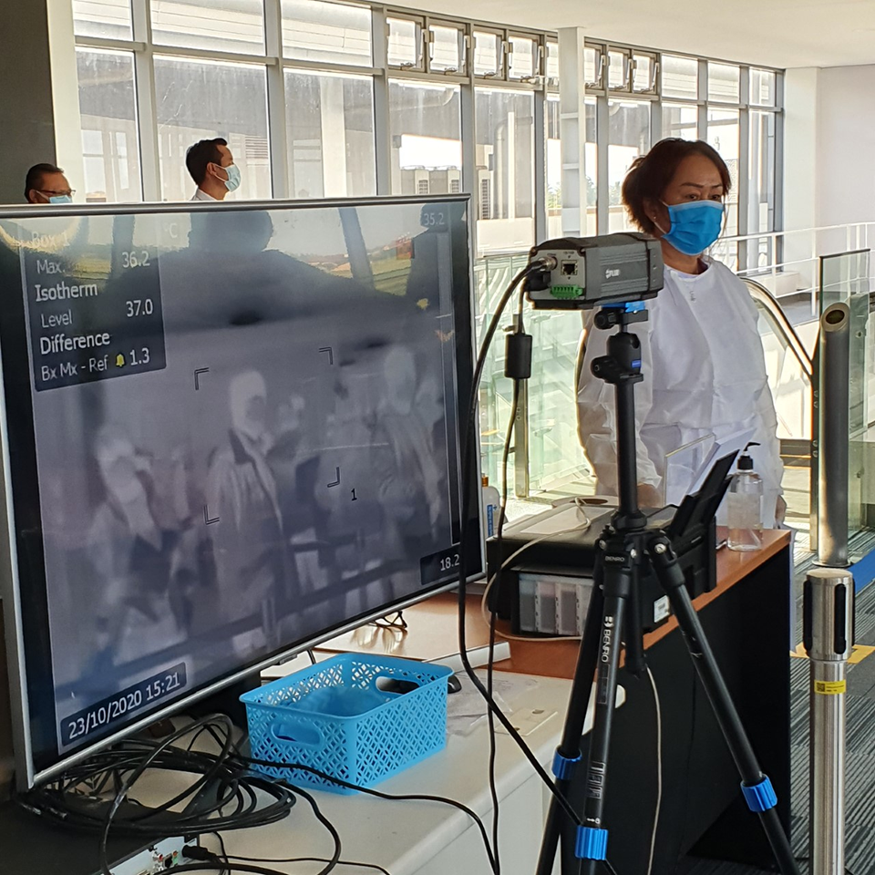 20201120-covid-19-air-travel-thermal-scanner